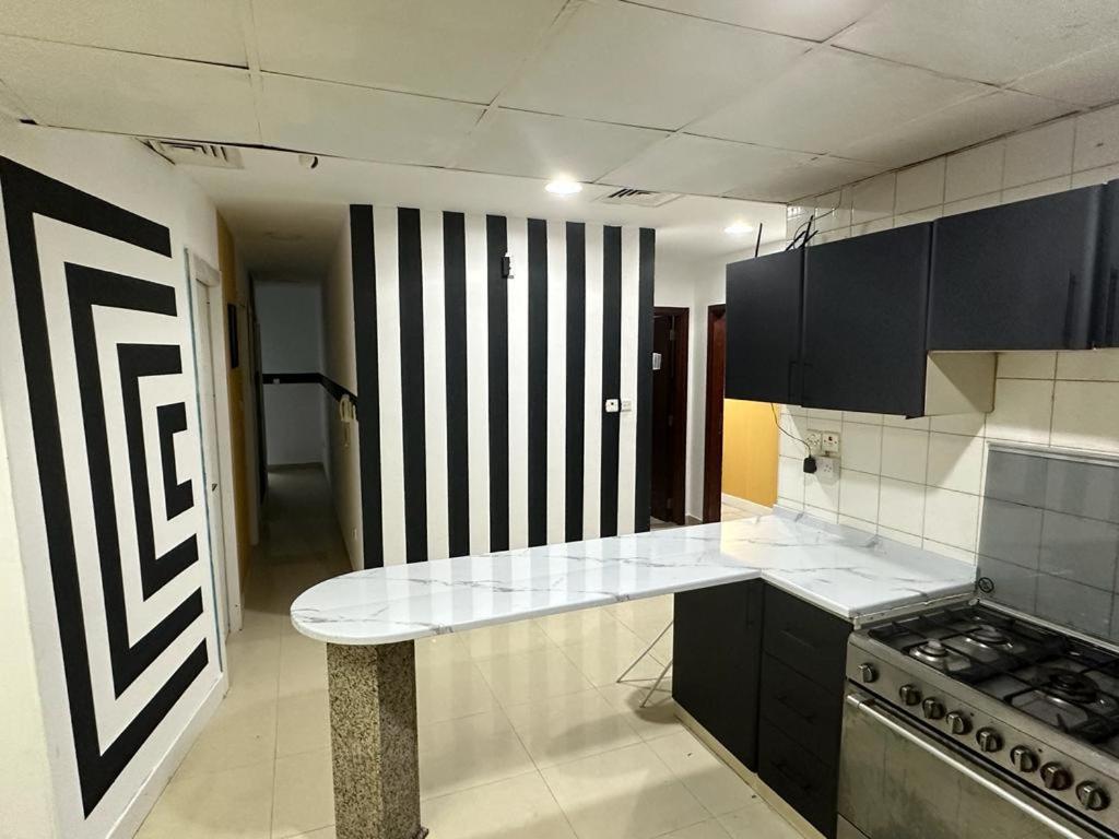 Fancy Partition Near Mashreq Metro / Sz Road Homestay