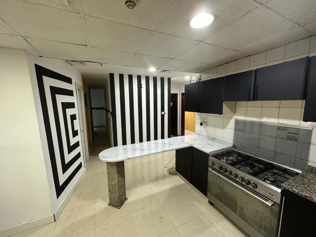 Homestay Fancy Partition Near Mashreq Metro / Sz Road