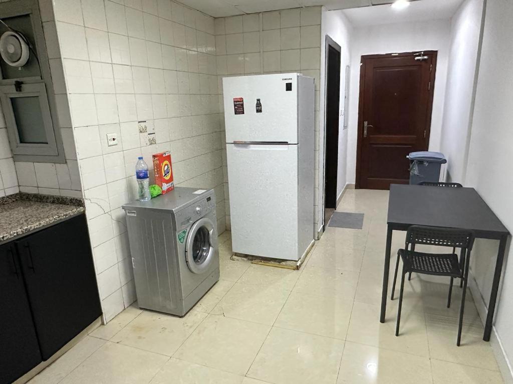Homestay Fancy Partition Near Mashreq Metro / Sz Road