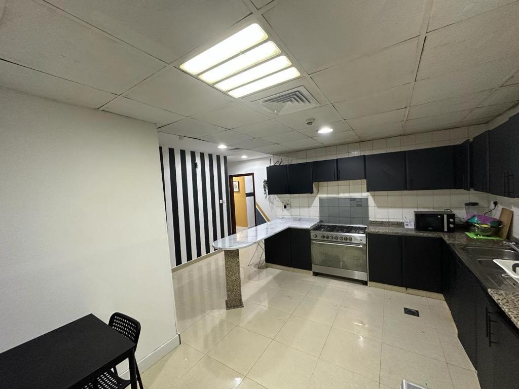 Fancy Partition Near Mashreq Metro / Sz Road * Dubai